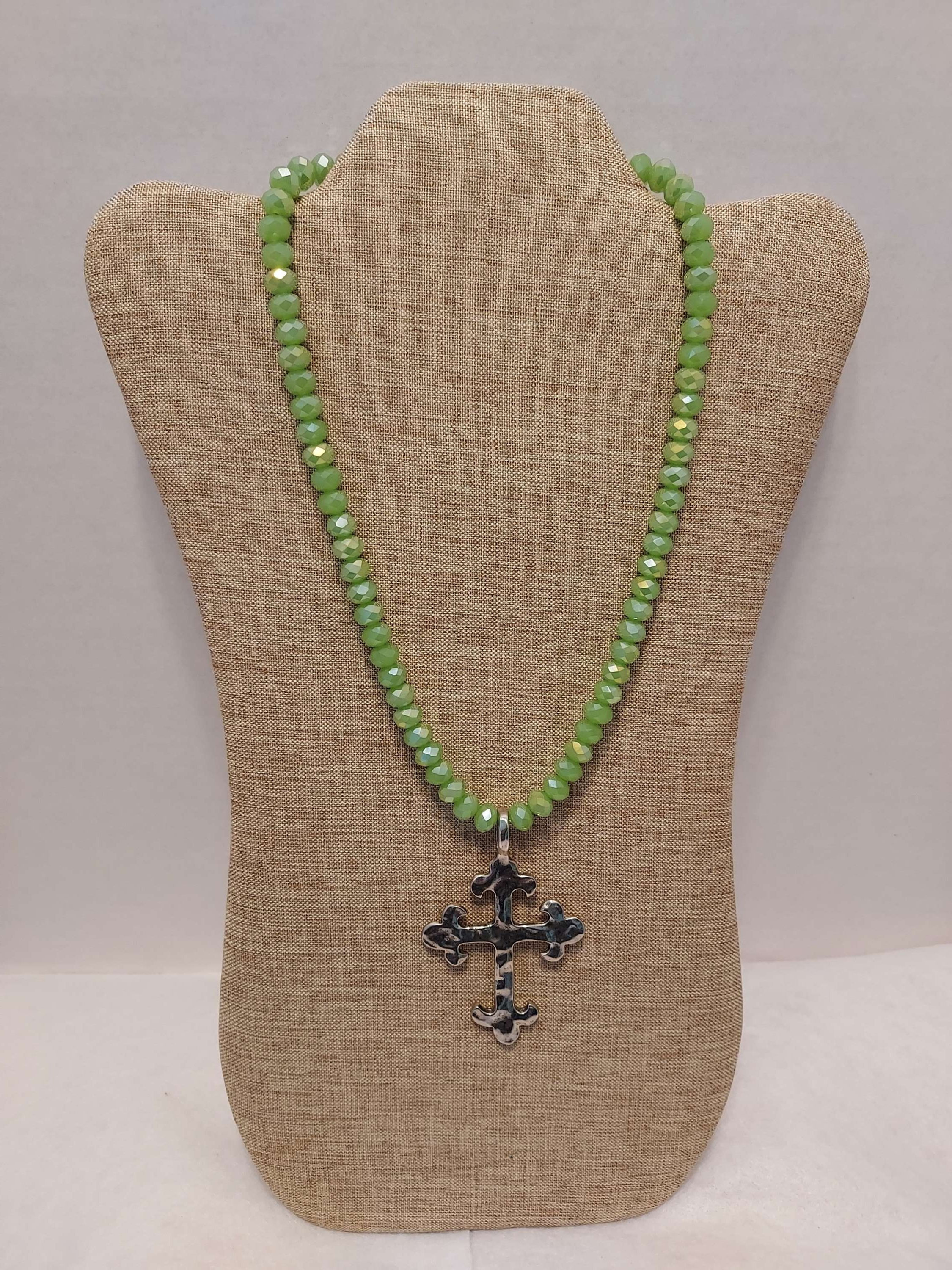 Collar verde claro con dije de cruz grande