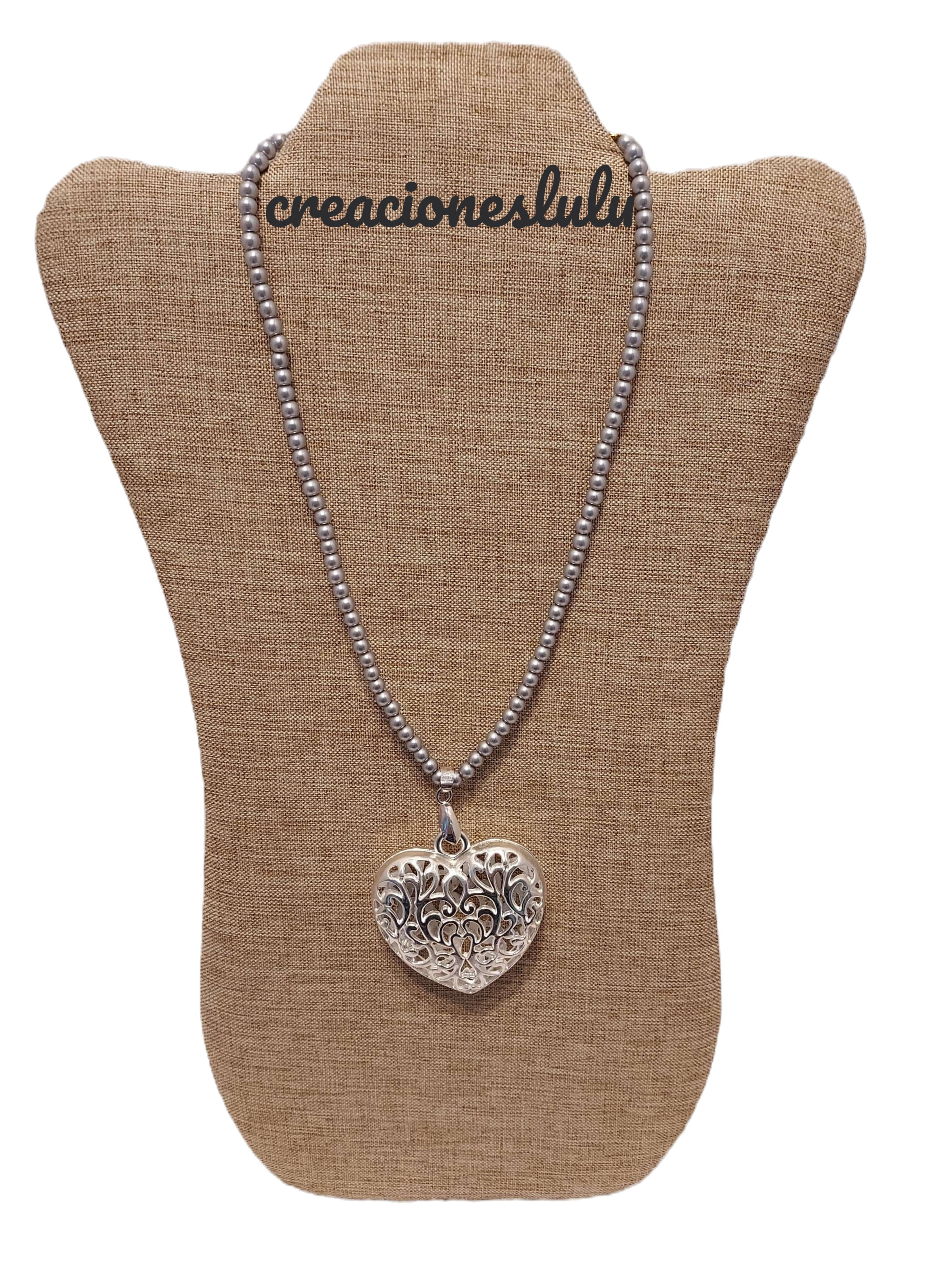 Collar gris con  dije de corazón