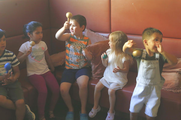 activiteit met vluchtelingkinderen en nieuwkomerskinderen