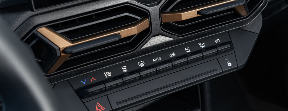 Neuer Dacia Duster 2024 Innenraum Klimabedienung mit Tasten