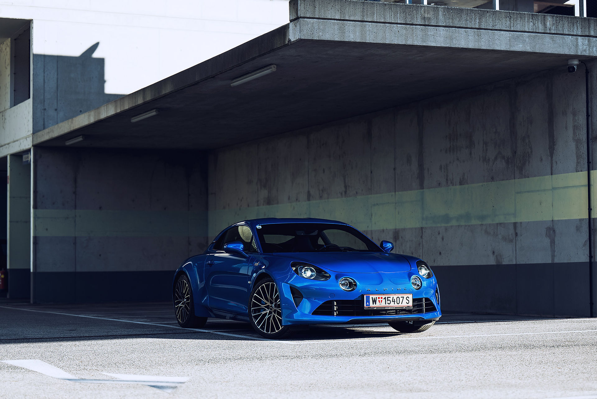 Alpine A110 GTS in Alpine-Blau, sportliche Frontansicht im Parkhaus, Mittelmotor-Coupé mit 300 PS im Fahrbericht