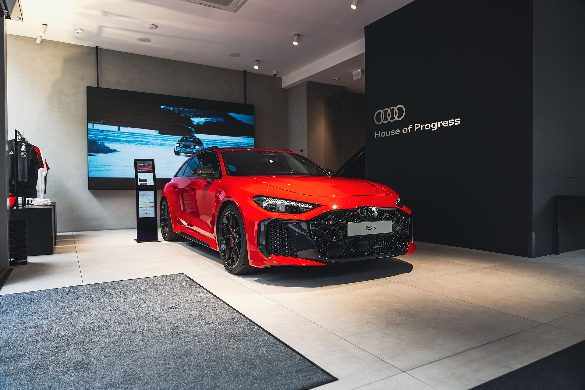 Neuer Audi RS5 Avant im Audi House of Progress in Wien - Frontansicht 