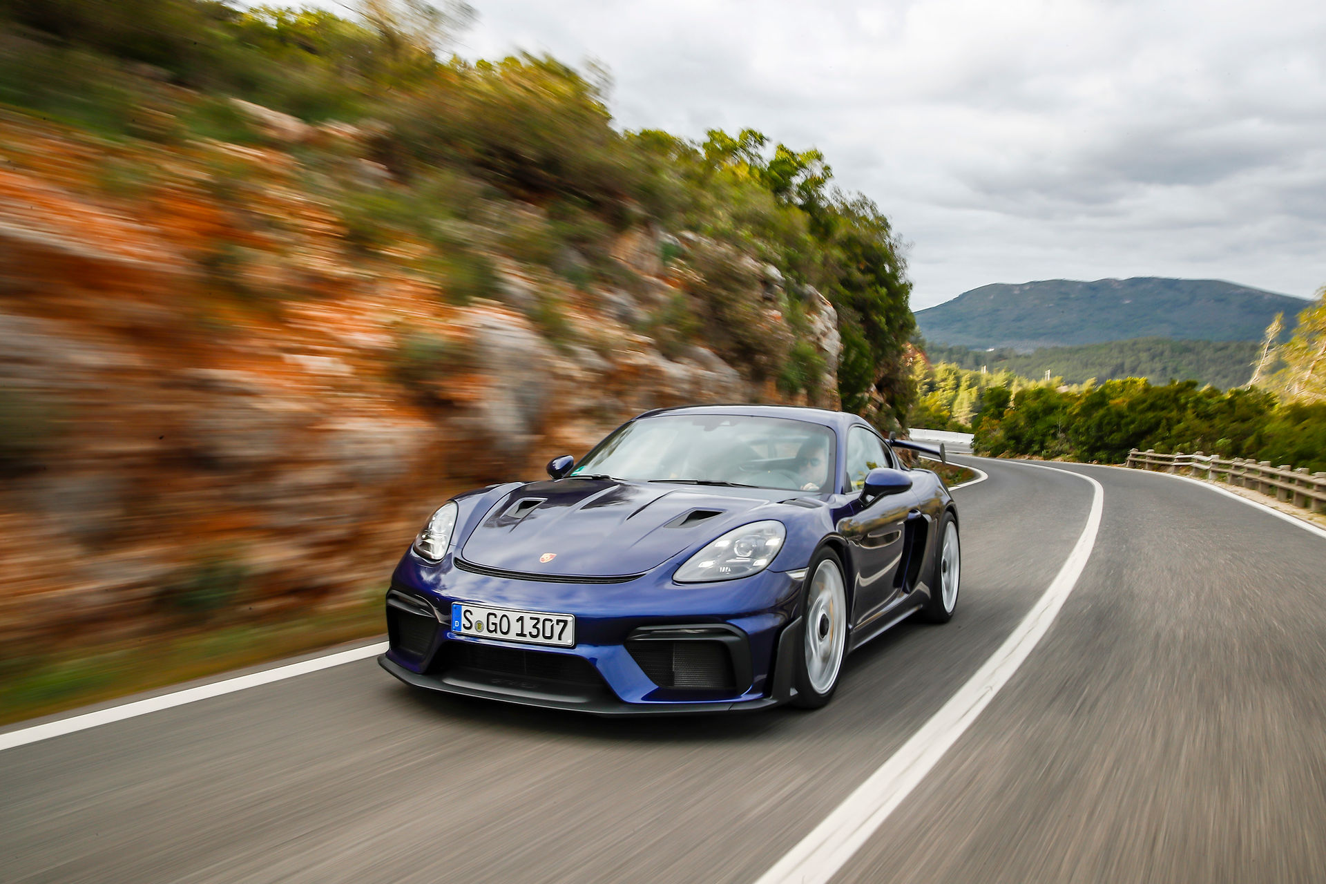 Porsche Cayman GT4 RS Frontansicht auf einer Landstraße