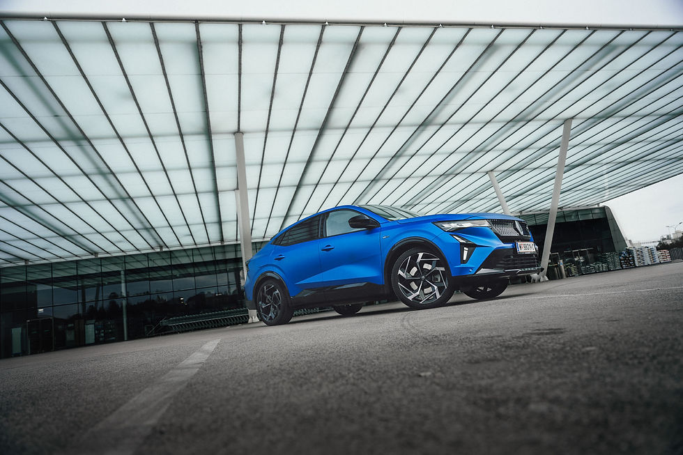 Die Allradlenkung macht das 4,71 Meter lange SUV-Coupé zum Kleinwagen. Mit einem Wendekreis von 10,40 Metern schlängelt sich der Rafale problemlos durch enge Parkhäuser und Garagen.