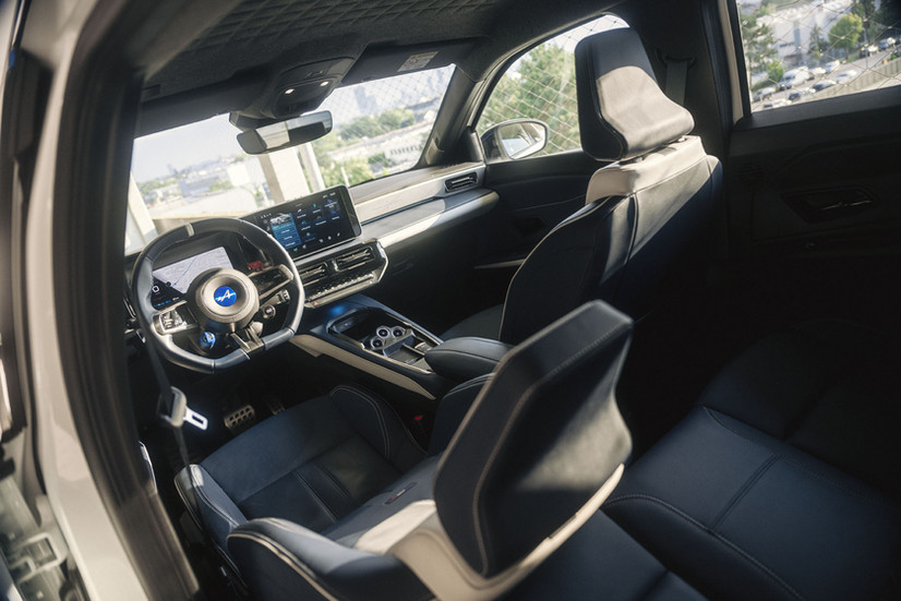 Innenraum der Alpine A290 GTS mit digitalem Cockpit, Sportsitzen und modernem Infotainmentsystem auf Android-Basis