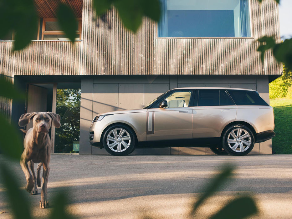 Ein Range Rover SV 2024 vor einem Designerhaus