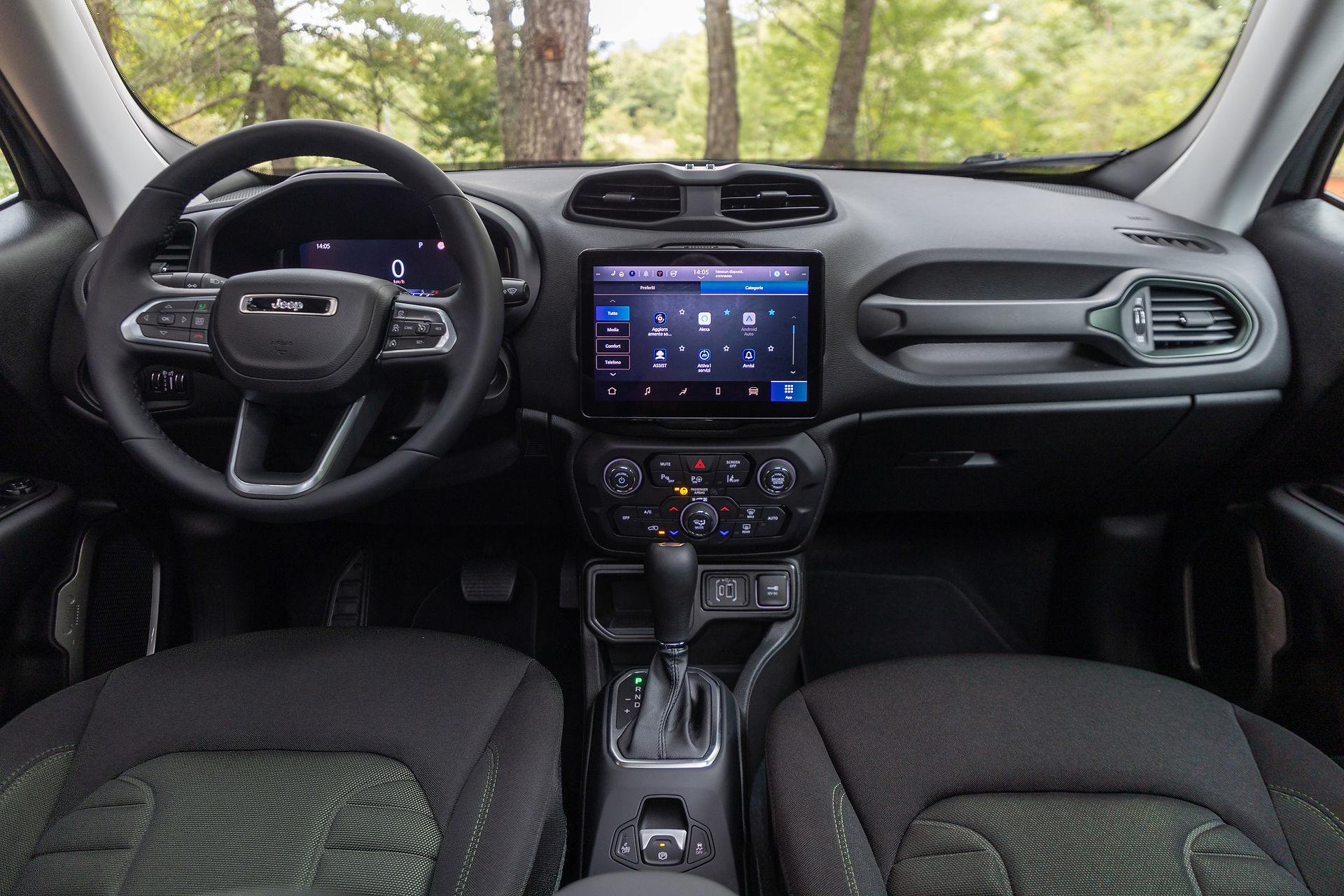 Jeep Renegade e-Hybrid North Star Cockpit mit digitalem Fahrerdisplay und großem Touchscreen-Infotainmentsystem