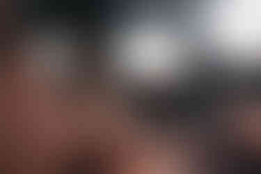 Vordersitze Land Rover Defender Octa 2026 in cognacfarbenem Leder, Blick zur Fahrerseite mit Lenkrad