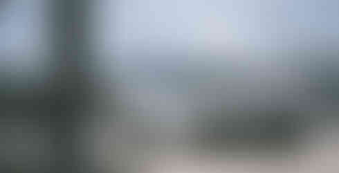 Porsche Cayenne E-Hybrid Coupe 2024 auf einem Parkplatz