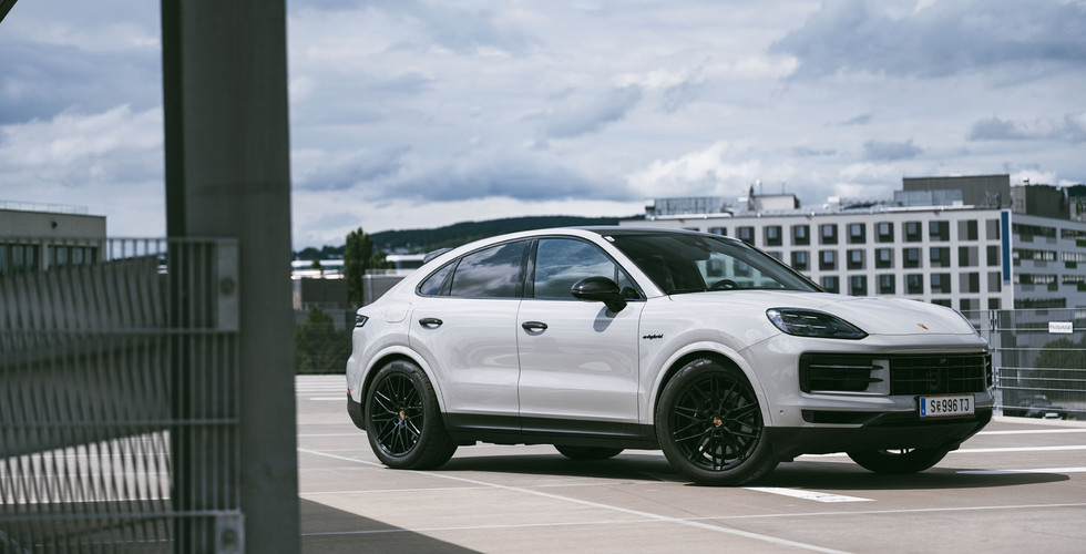 Porsche Cayenne E-Hybrid Coupe 2024 auf einem Parkplatz