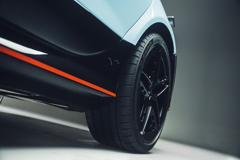 Detailansicht des Hinterrads am Hyundai Ioniq 6 N mit N-Logo, Pirelli P Zero Reifen und roter Designlinie – sportliches Fahrwerk mit Performance-Akzenten