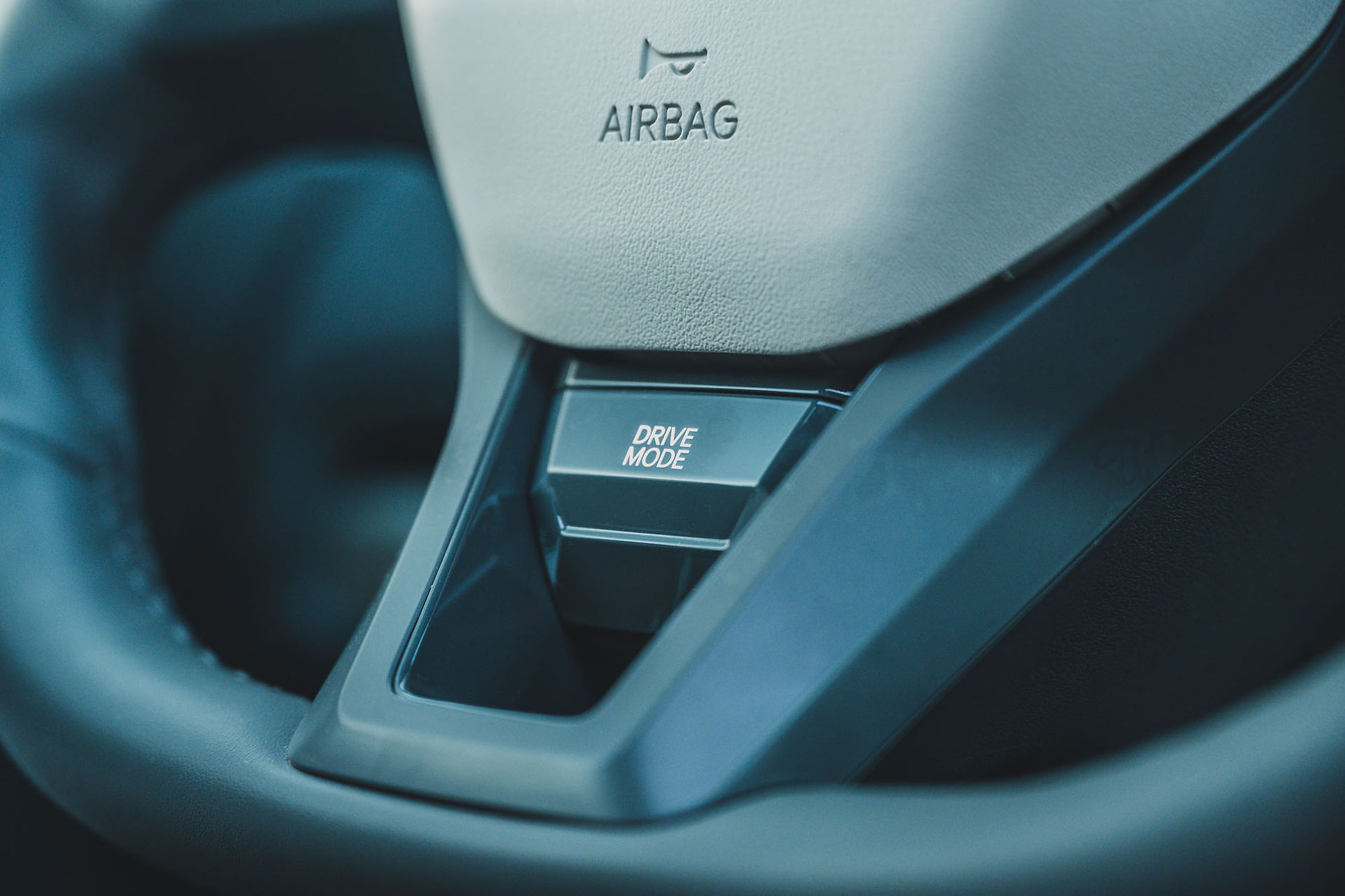 Kia EV3 Lenkrad-Detail mit Drive-Mode-Taste – Fahrmodi bequem schalten; Fahreindruck und Bedienung im Test