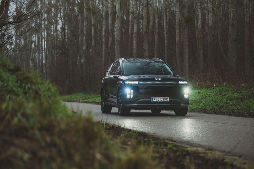 Hyundai Ioniq 9 Calligraphy 2026 mit aktivem LED-Tagfahrlicht – modernes E-SUV im Test