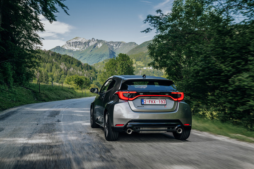 Toyota GR Yaris 2025 Automatik bei schneller Kurvenfahrt auf Landstraße – Heckansicht