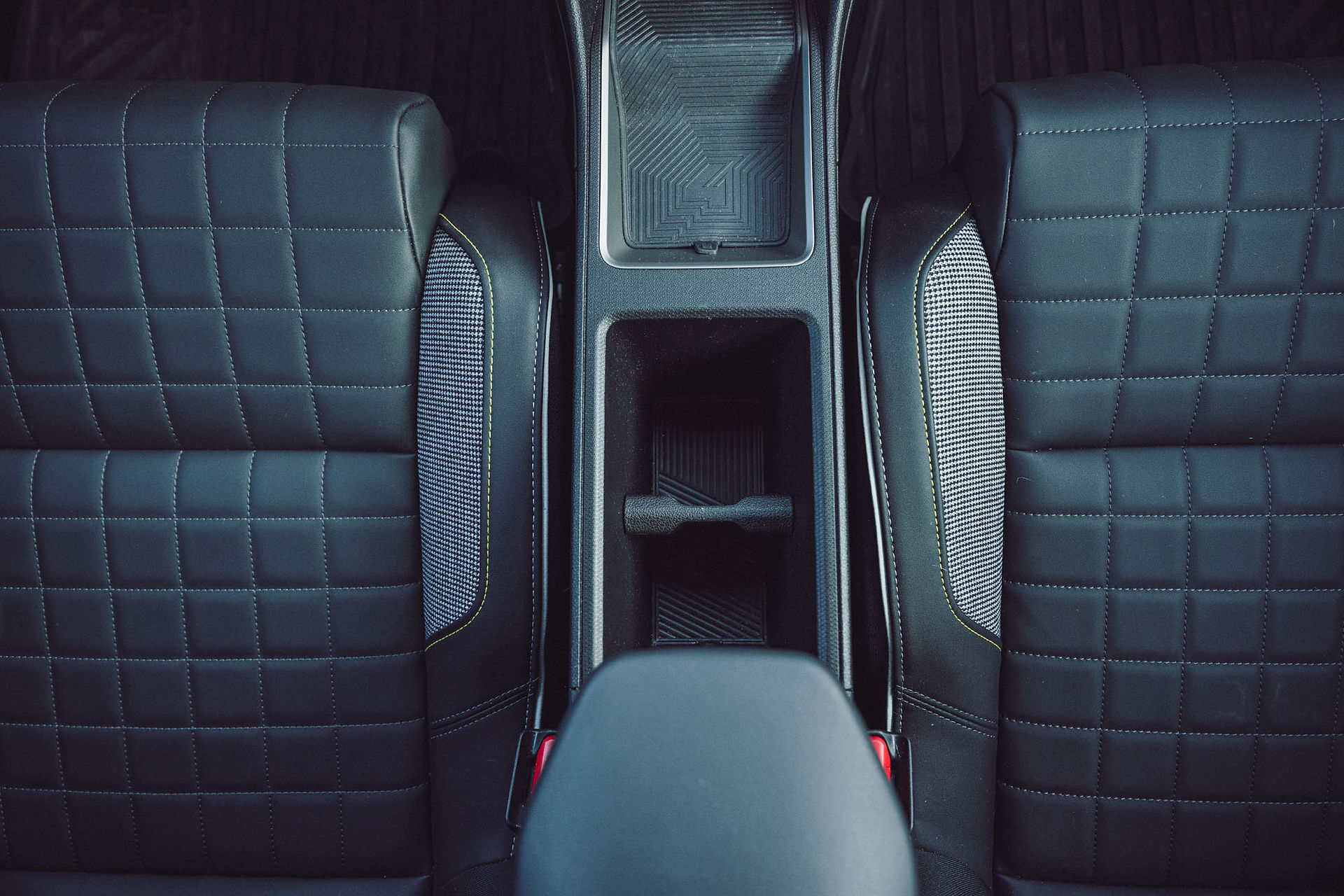 Renault 4 Elektro Iconic Rücksitzbank mit Mittelkonsole – Interieur Detail gesteppte Sitze