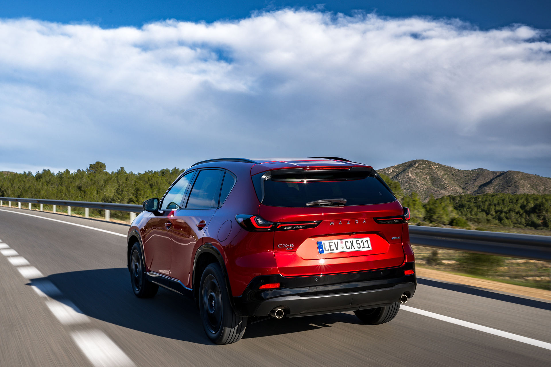 Mazda CX-5 2026 Exclusive-Line in Soul Red Crystal, Heckansicht schräg fahrend