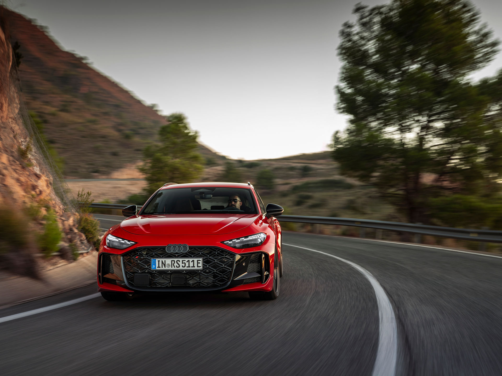 Audi RS 5 Avant Plug-in-Hybrid mit 470 kW (639 PS), 825 Nm Drehmoment und quattro Allrad mit Dynamic Torque Control in sportlicher Kurvenfahrt