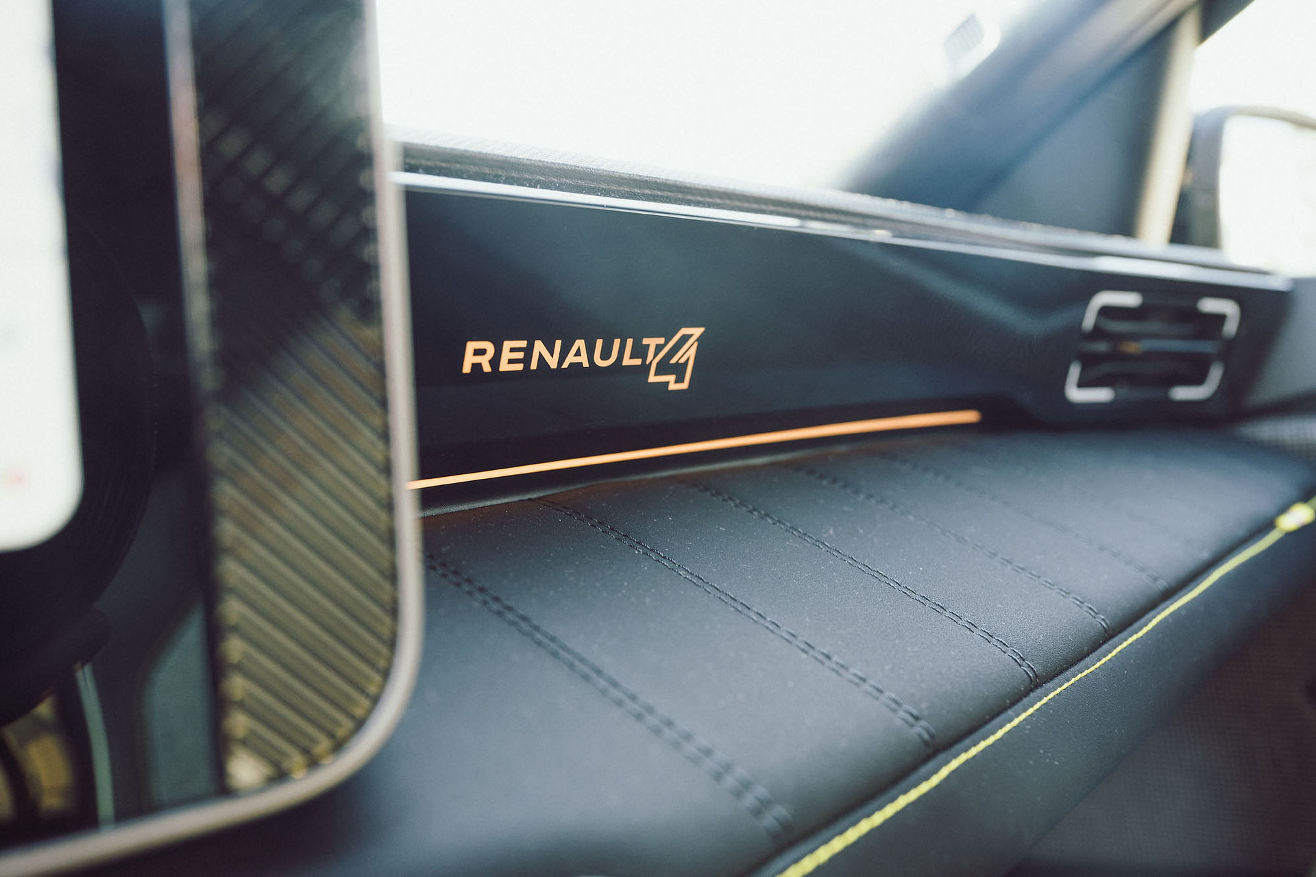 Renault 4 Elektro Iconic Innenraum Armaturenbrett mit Schriftzug – Cockpit Detail