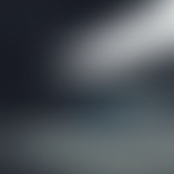 Hyundai Ioniq 6 N von schräg vorne im Studio – markante Front mit LED-Lichtsignatur, tiefem Stoßfänger und sportlicher Präsenz