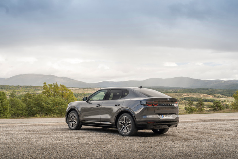 Ford Capri Elektro 2025 Long Range Select RWD 286 PS Außenansicht Heck auf einer Straße