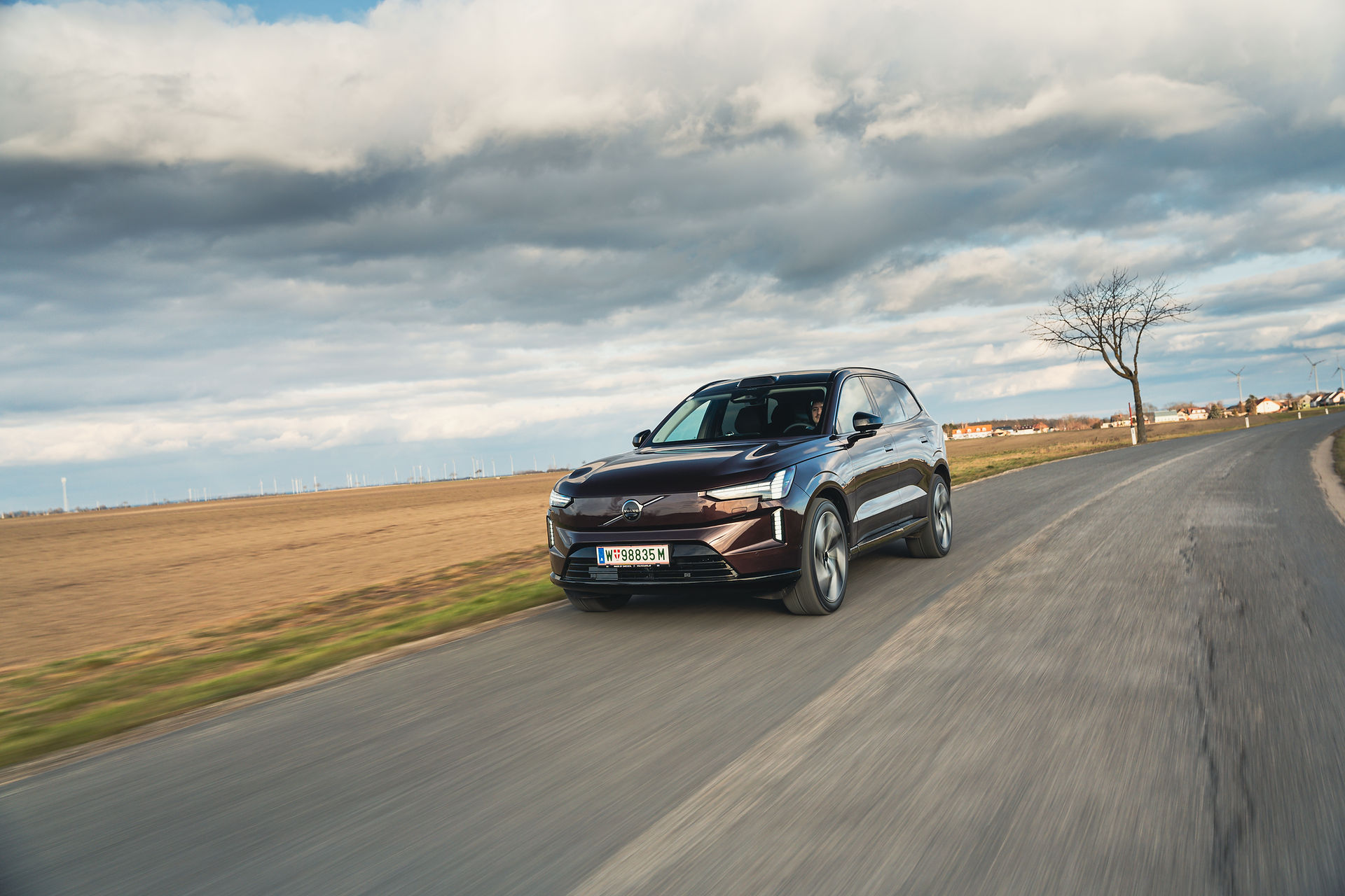 Volvo EX90 Twin Motor Performance 2025 Außenansicht Front beim Fahren