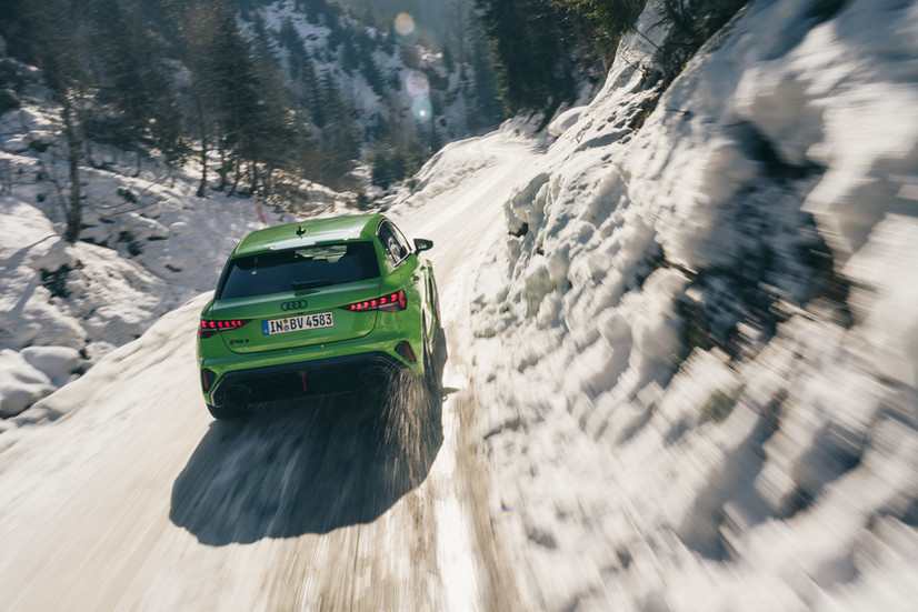 Audi RS3 PA Facelift 2025 in Kyhalamigrün Kompaktwagen auf Schnee Heckansicht