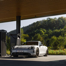 Ein Porsche Taycan lädt an einer Ladestation mit 350 kW Ladeleistung