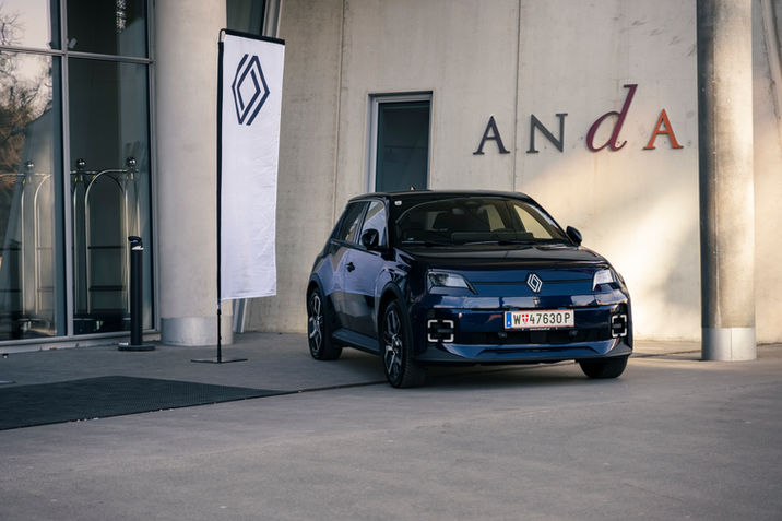 Dacia und Renault Fahrzeuge vor dem Hotel Andaz Vienna – Händlertagung 2025 betreut durch Eventagentur LEXMO