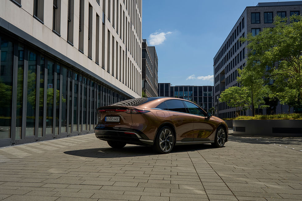 Mazda 6e Elektro Limousine 2026 Heckansicht vor einem Gebäude