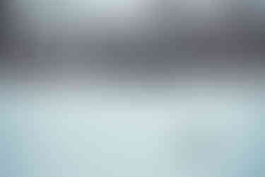 Land Rover Discovery Sport P300e Dynamic SE 2024 Heckansicht im Schnee