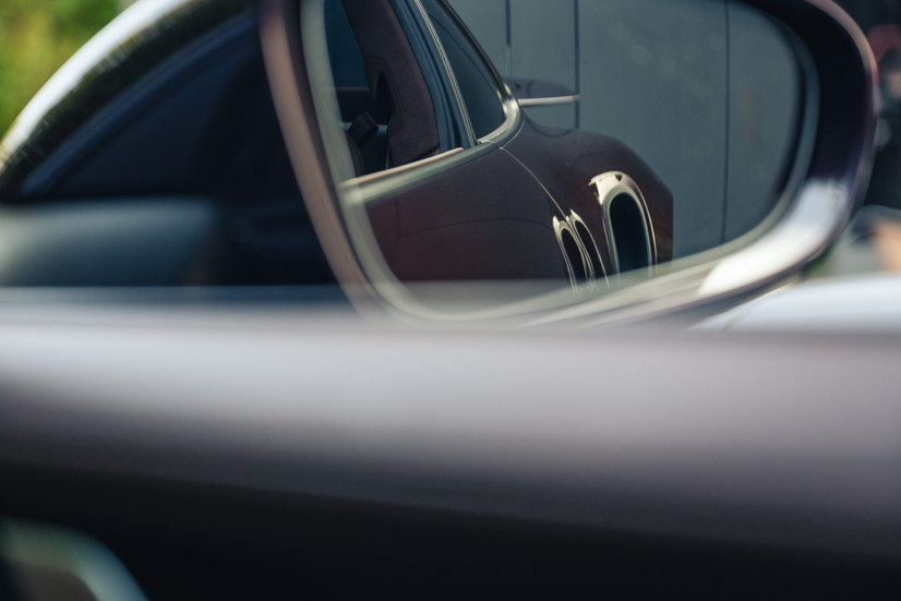 Porsche 911 Turbo S 992.1 im Rückspiegel mit Fokus auf hintere Kotflügel und Designlinien