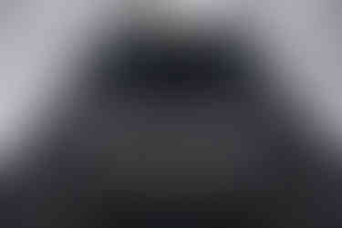 Nahaufnahme Motorhaube und Front des Land Rover Defender Octa 2026 mit goldenen DEFENDER-Lettern und Land Rover Logo