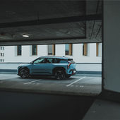 Kia EV3 GT-Line blau in der Seitenansicht im Parkhaus – kompaktes Elektro-SUV im Testbericht, 4,30 m lang, WLTP-Reichweite bis 605 km