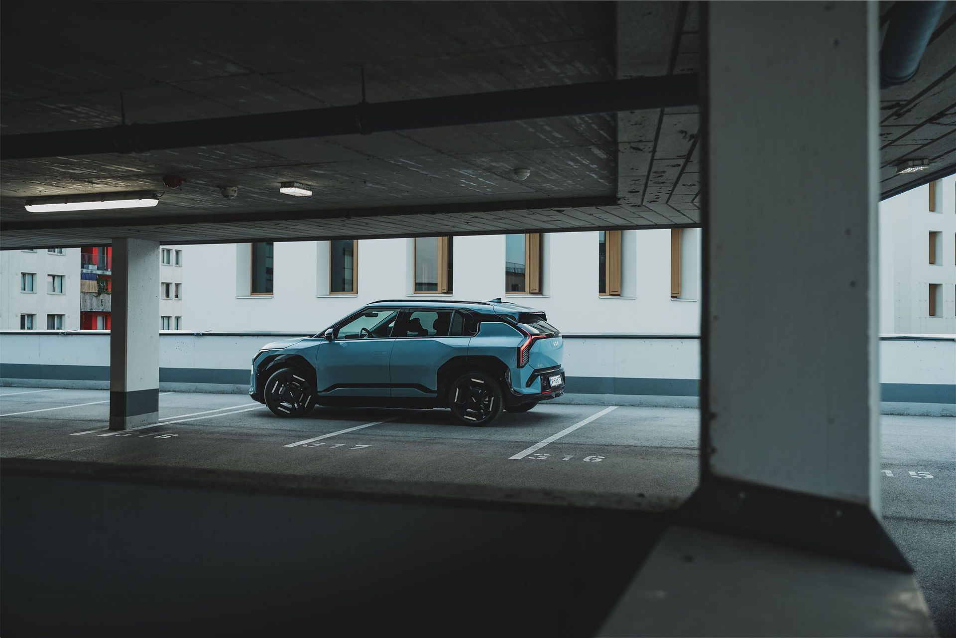 Kia EV3 GT-Line blau in der Seitenansicht im Parkhaus – kompaktes Elektro-SUV im Testbericht, 4,30 m lang, WLTP-Reichweite bis 605 km
