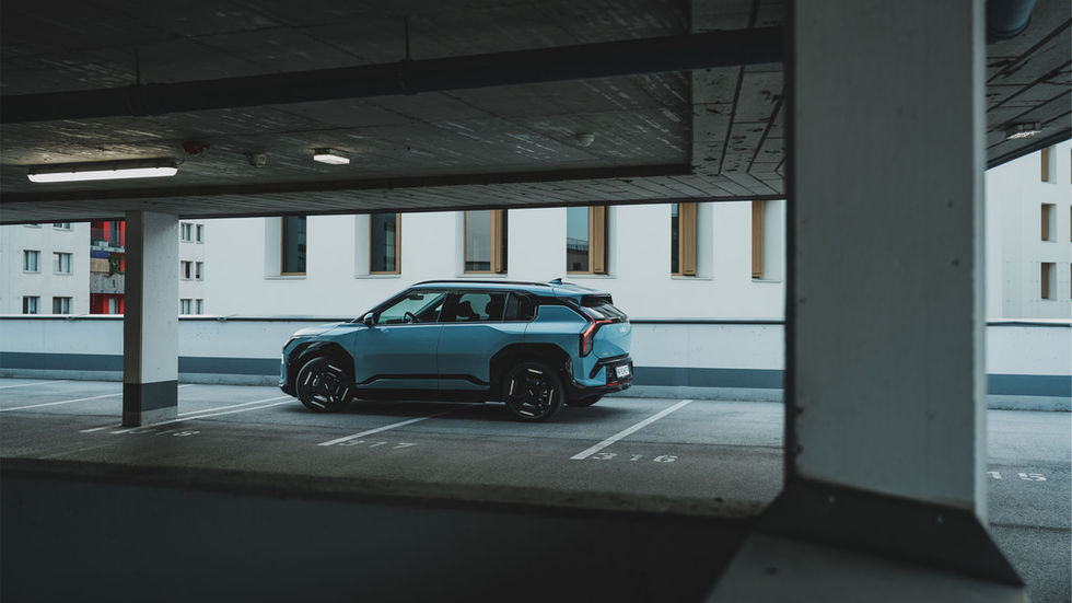 Kia EV3 GT-Line blau in der Seitenansicht im Parkhaus – kompaktes Elektro-SUV im Testbericht, 4,30 m lang, WLTP-Reichweite bis 605 km