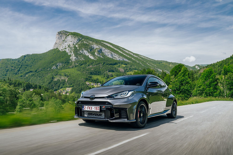 Toyota GR Yaris 2025 Automatik fährt durch Berglandschaft – Frontansicht mit GR-Design