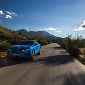Neue Alpine A390 in Blau auf einer Bergstraße 2026