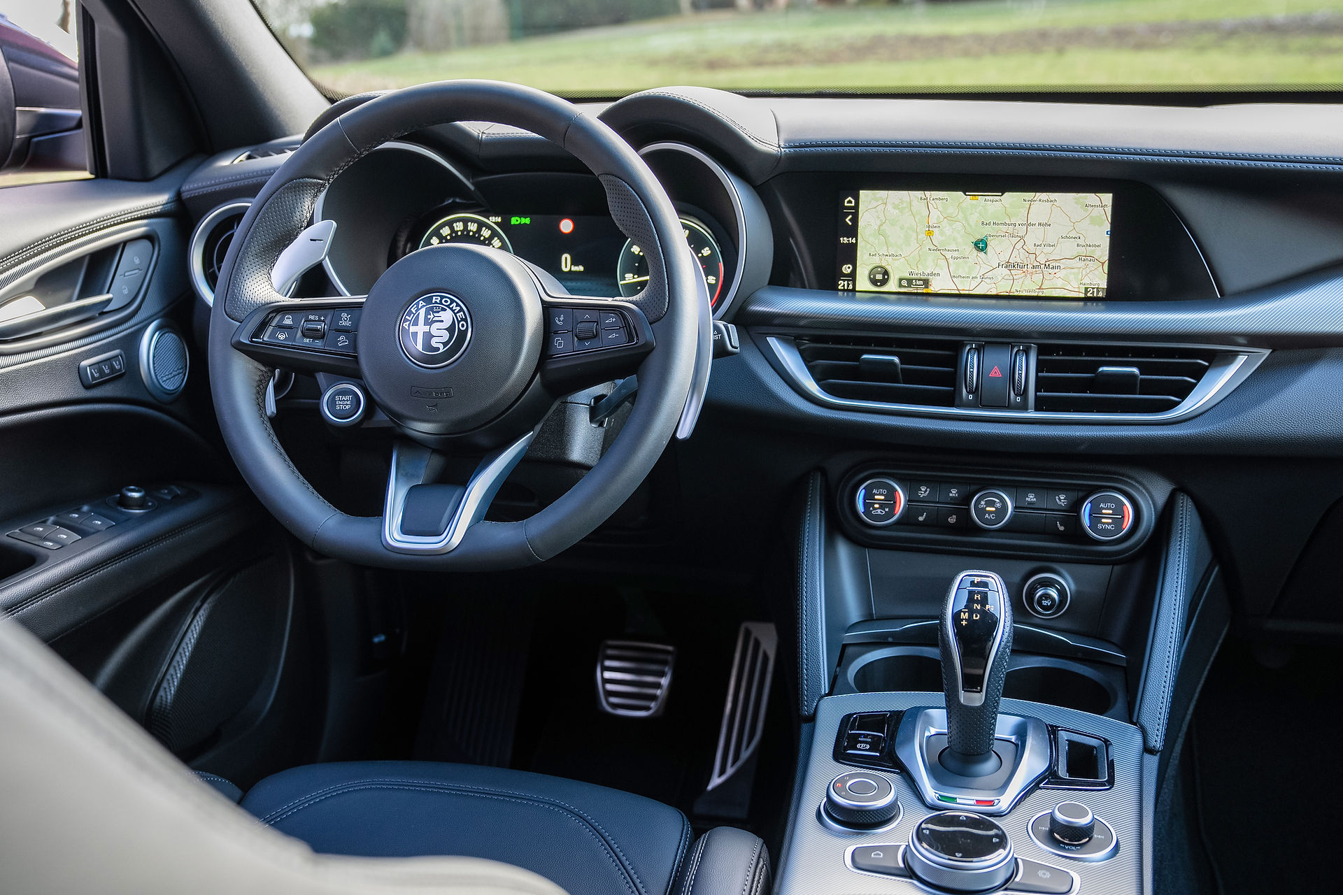 Alfa Romeo Stelvio 2024 2.0 GME 280 PS Innenraum Lenkrad Infotainmentsystem