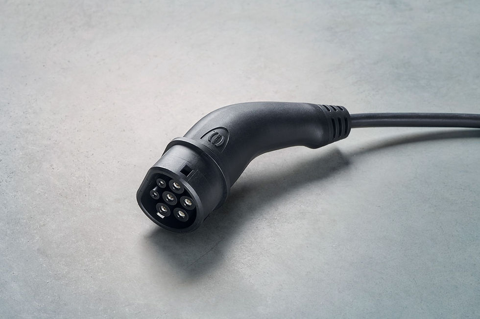 So sieht ein Typ 2 Stecker aus, der Wechselstrom (AC) liefert. Er ist der Ladestandard für Elektroautos und kann an jedes derzeit in Europa erhältliche Elektroauto angeschlossen werden.