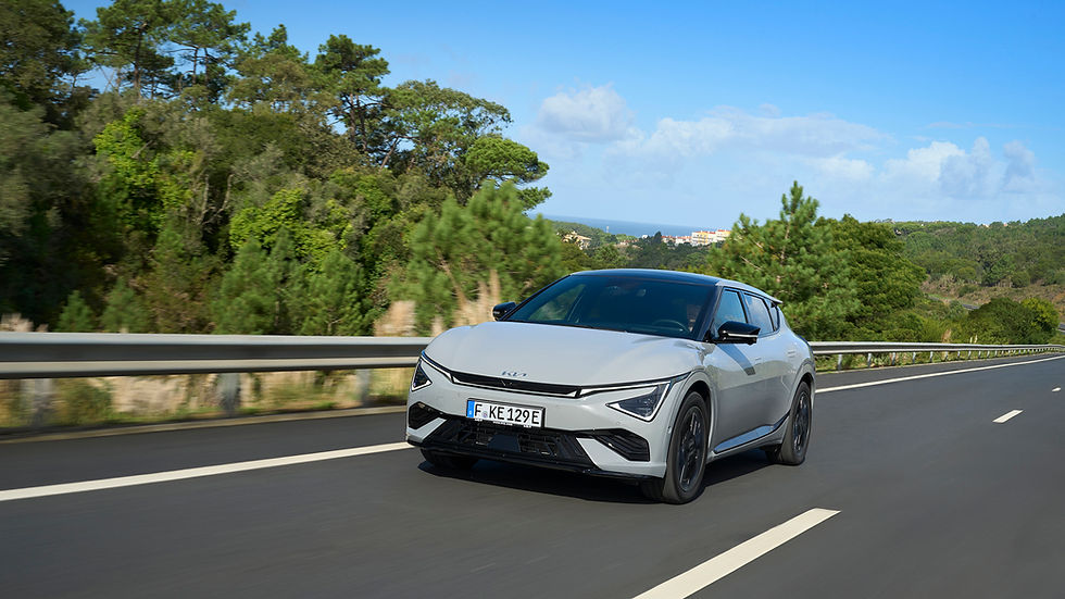 Kia EV6 GT-Line 84 kWh AWD in Fahrt auf der Autobahn während eines Langstreckentests.