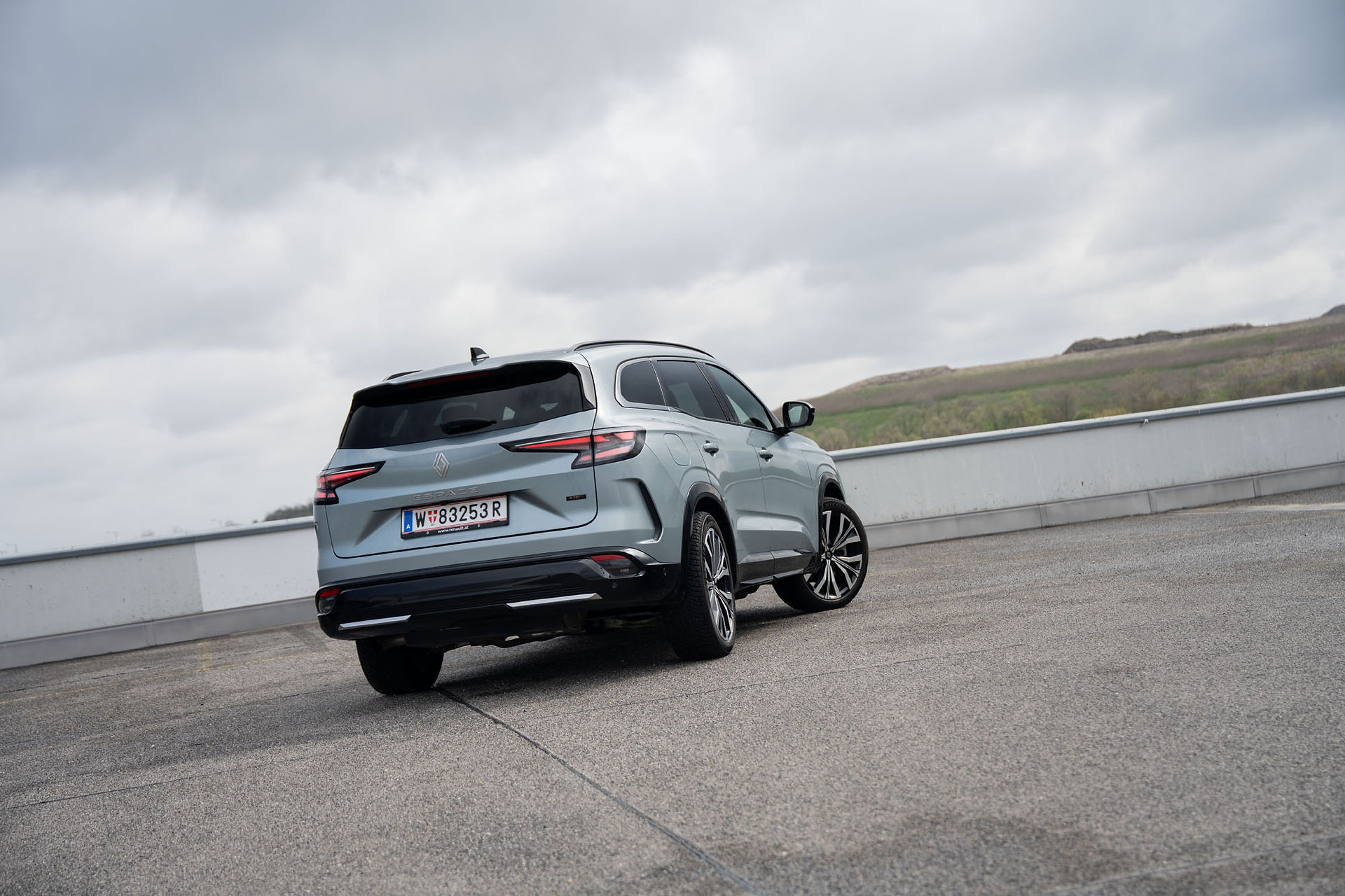 Renault Espace E-Tech Hybrid Facelift Heckansicht mit Espace-Schriftzug und horizontaler Leuchtengrafik