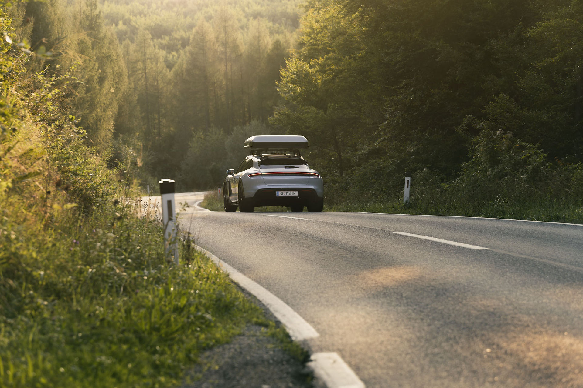 Porsche Taycan Cross Turismo Turbo S 2023 mit Dachzelt auf der Straße