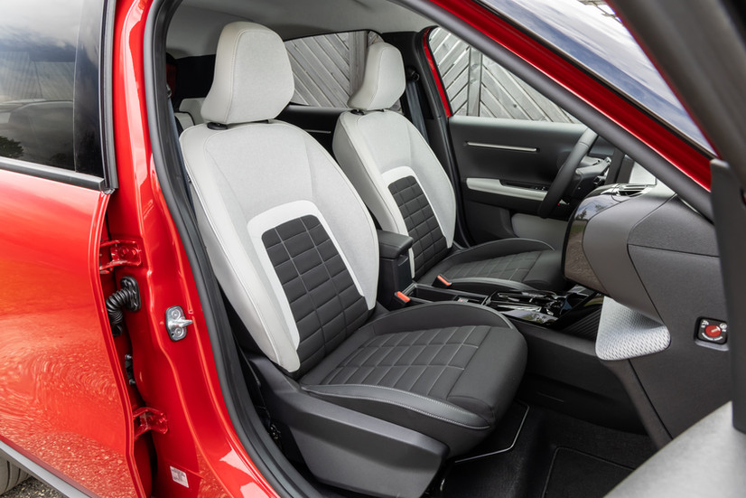 Vordersitze des Citroën ë-C3 Max mit zweifarbiger Stoffpolsterung und kontrastierenden Nähten