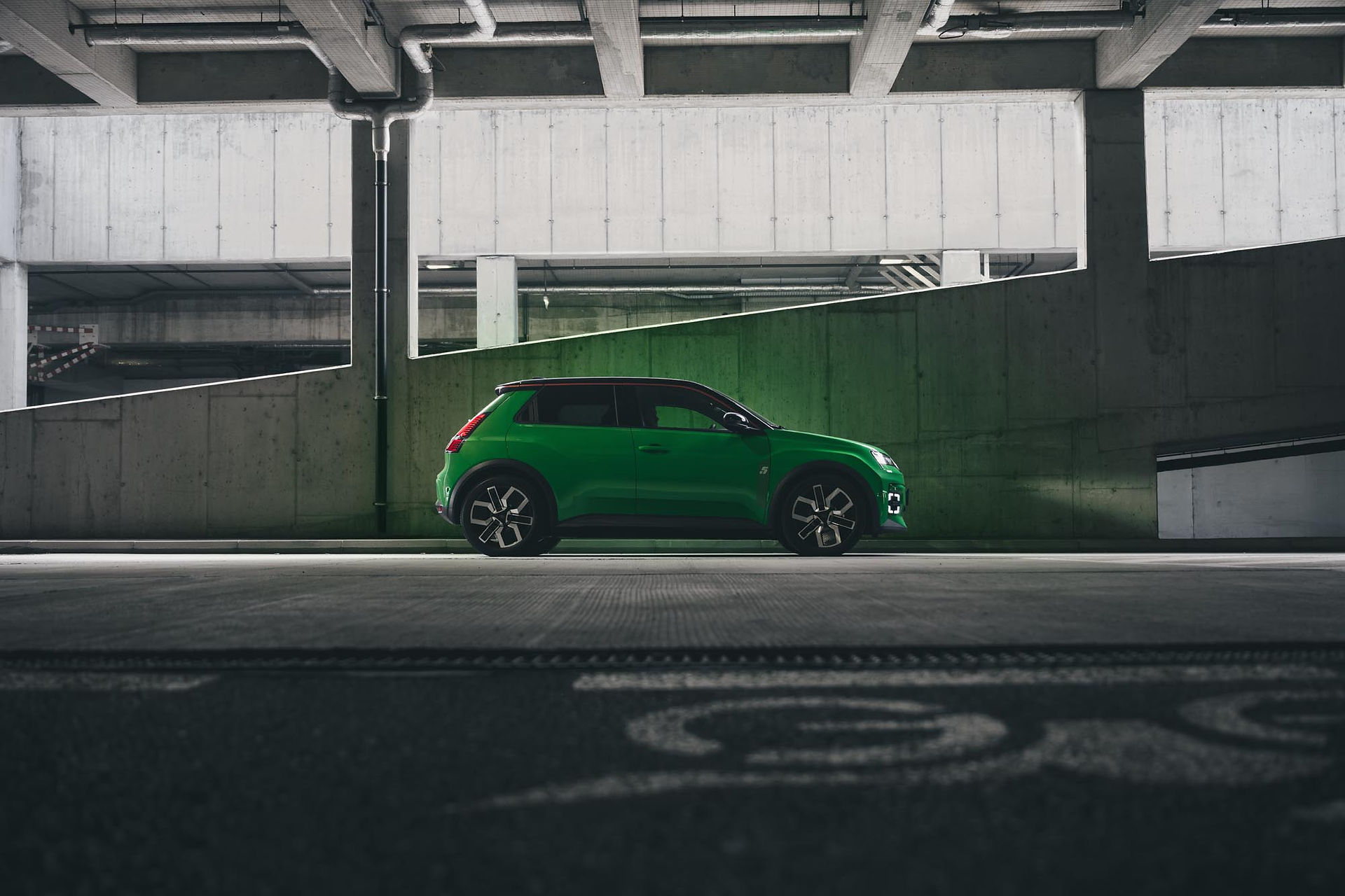 Renault 5 E-Tech Elektro 2025 in Pop!-Grün mit Dach in Black-Pearl und Dachlinie Rot – vollelektrischer Kleinwagen mit modernem Design, LED-Signatur und urbanem Charakter
