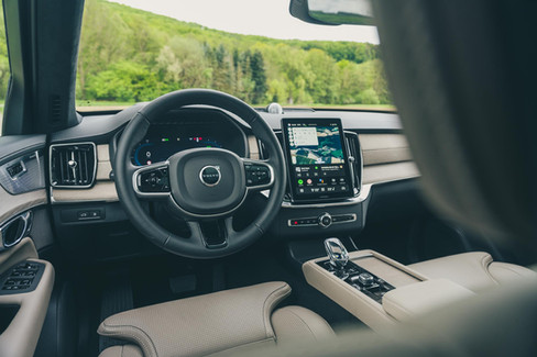 Cockpit des Volvo XC90 T8 Plug-in-Hybrid 2025 mit Digitaldisplay und vertikalem Touchscreen