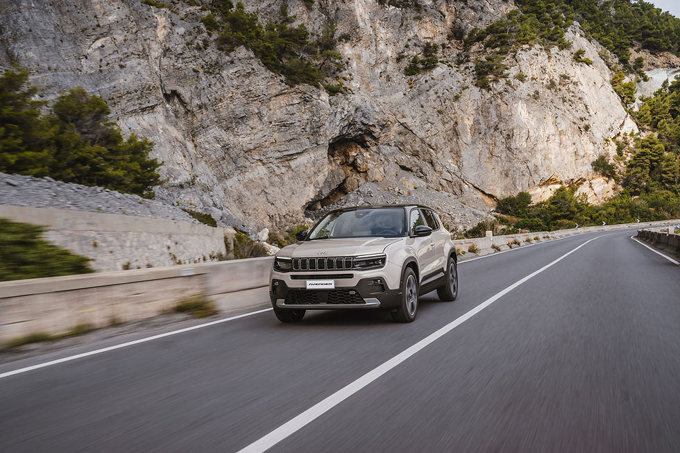 Jeep Avenger Summit e Hybrid 2025 Vollhybrid Fahraufnahme Außenansicht