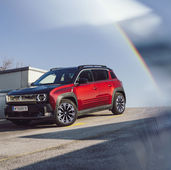 Renault 4 Elektro Iconic Frontansicht rot-schwarz Bicolor – elektrisches Kompakt-SUV 2025