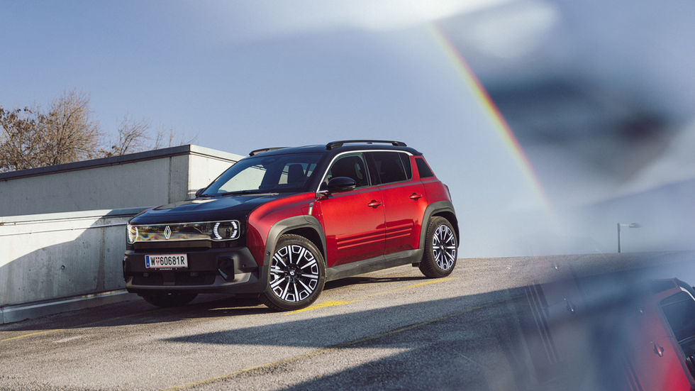 Renault 4 Elektro Iconic Frontansicht rot-schwarz Bicolor – elektrisches Kompakt-SUV 2025