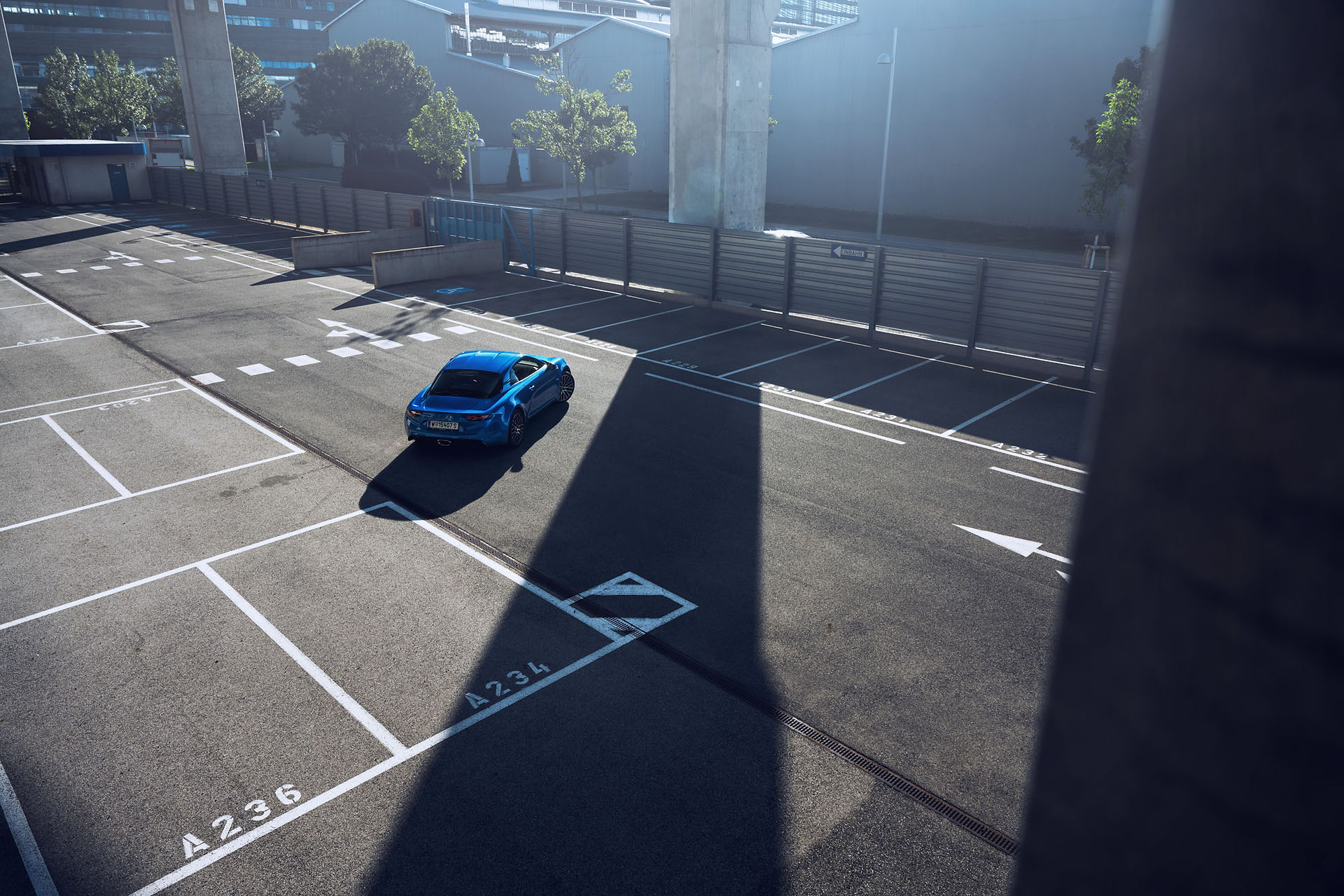 Alpine A110 GTS in Alpine-Blau, Luftaufnahme im Parkdeck, Design-Ikone im Testbericht von Fast-Forward