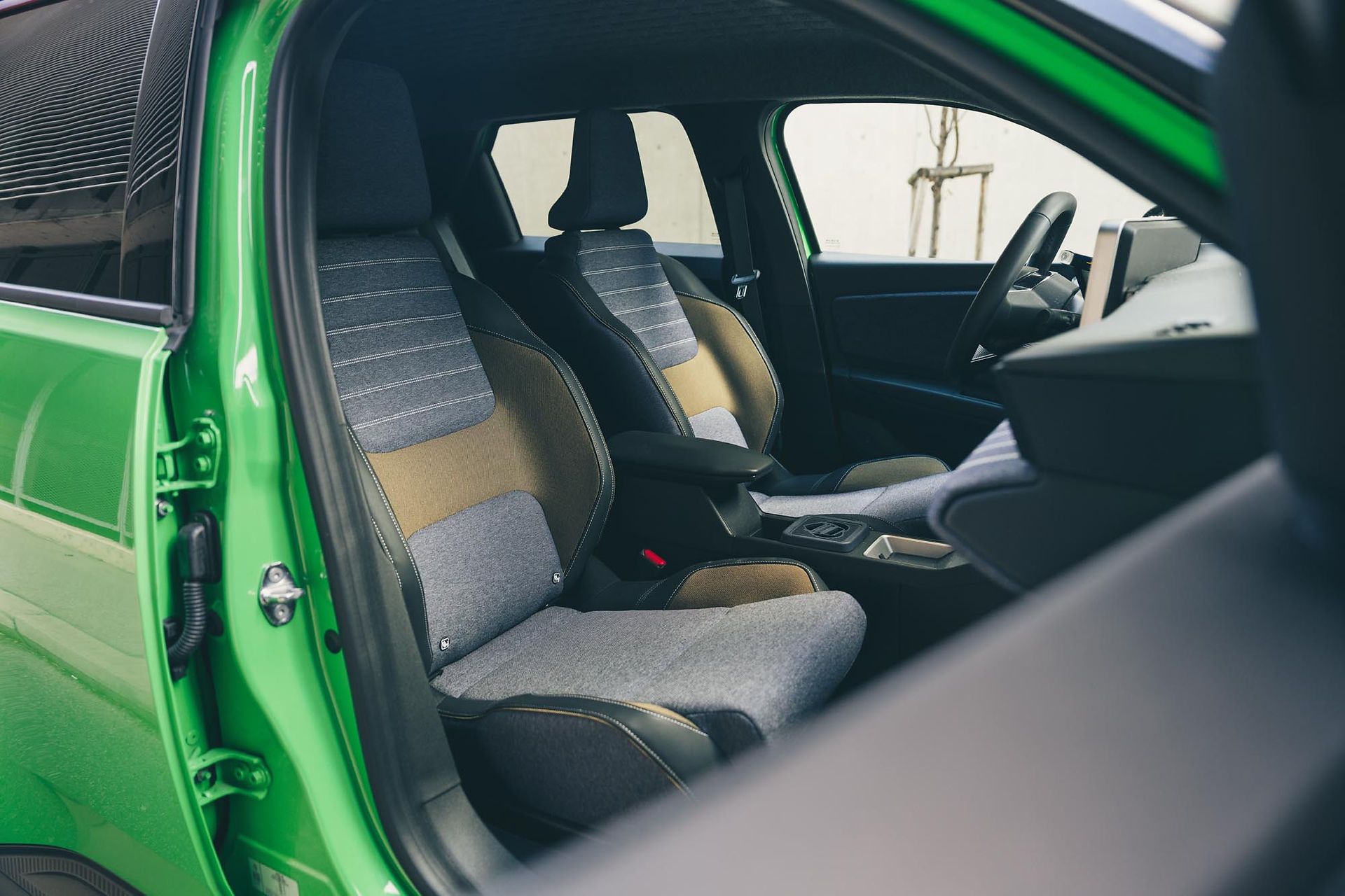 Innenraum des Renault 5 E-Tech 2025 mit nachhaltigen Materialien – moderne Sitze in innovativem Design für maximalen Komfort im Elektro-Kleinwagen
